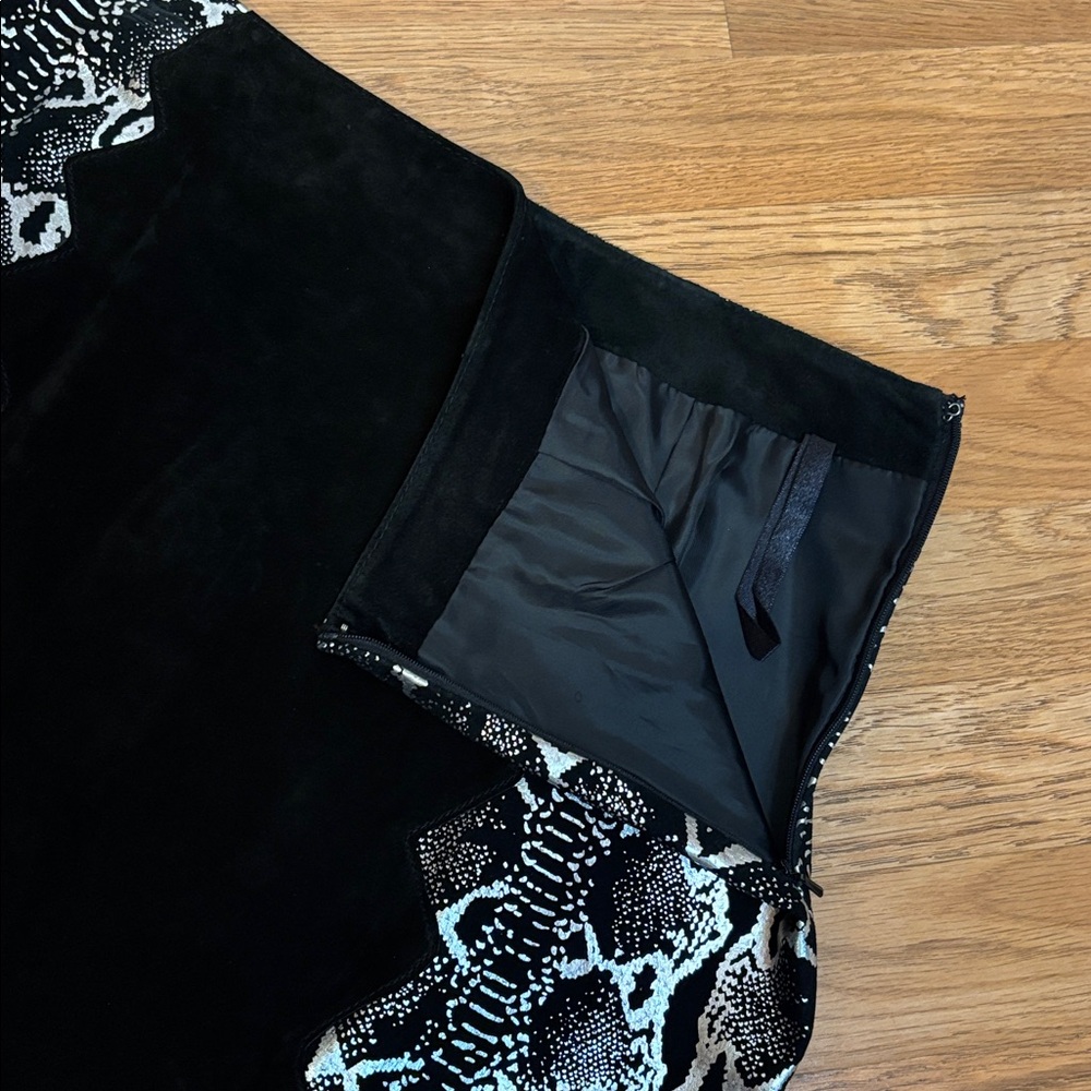 Vintage Y2K Metro Style black leather and silver snakeskin design skirt. Size 16 - Picture 4 of 17